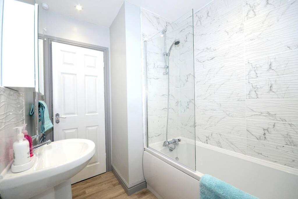 Renovated House Near Darlington Train Station. Villa Exterior photo
